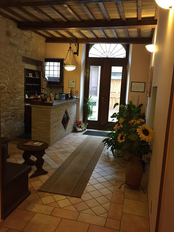 Hotel Ristorante Il Cavaliere Camerino Exterior foto